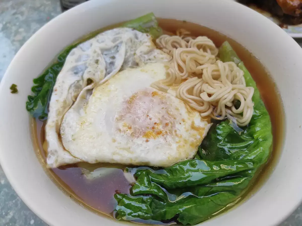 Bing Kee Cha Dong: Instant Noodles with Fried Egg & Vegetables