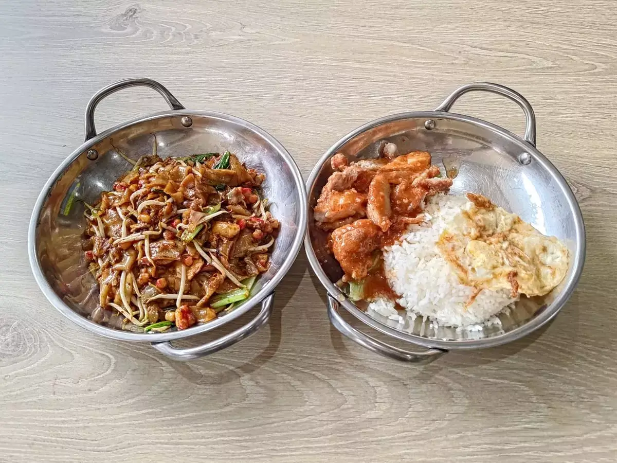 126 Mini Wok: Dry Fried Seafood Hor Fun & Thai Style Chicken Rice