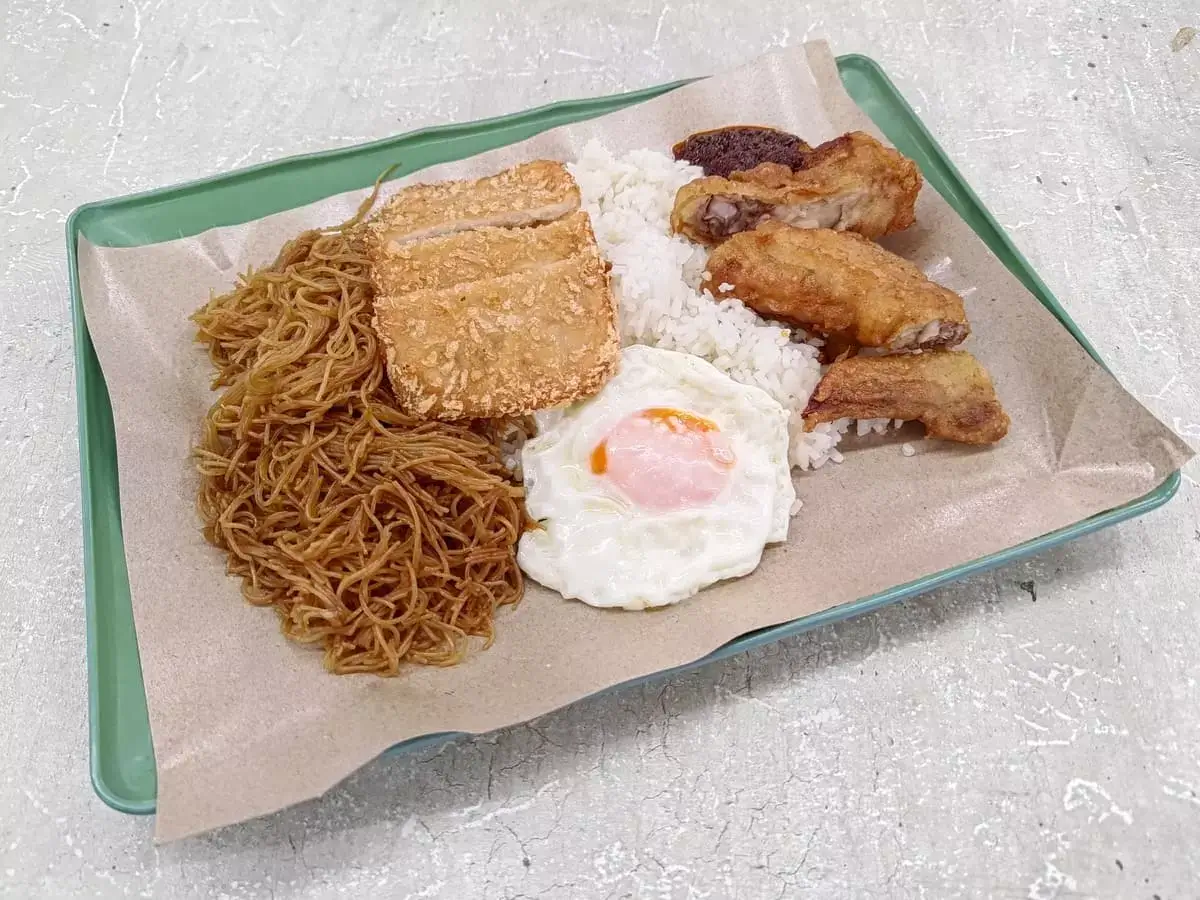 126 Nasi Lemak: Nasi Lemak & Fried Mee Hoon