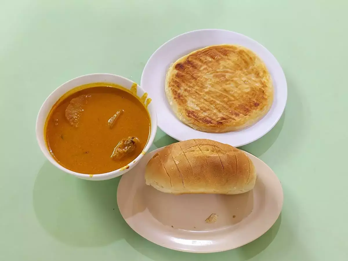 168 Curry Chicken: Curry Chicken with Roti Prata & Bread
