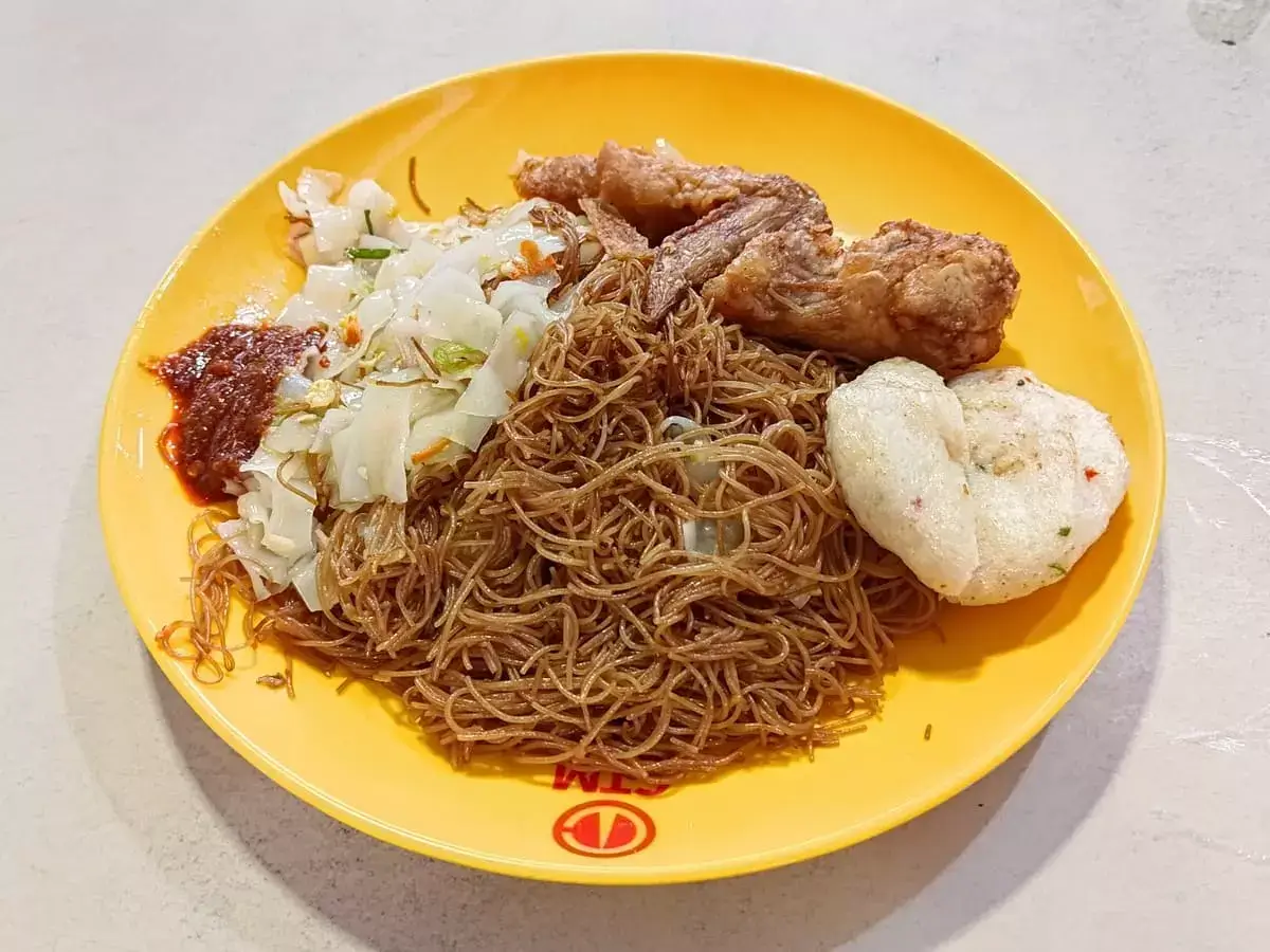 628 Economic Bee Hoon Nasi Lemak: Fried Mee Hoon & Fried White Kway Teow with Chicken Wing & Teochew Fish Cake