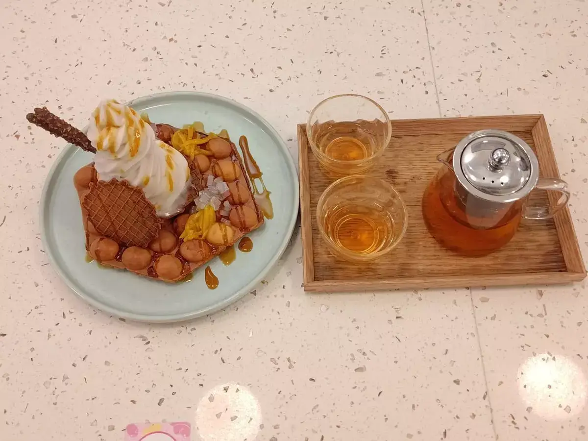 AMPM Cafe: Coconut Softserve Egglet & Vineyard Peach Tea