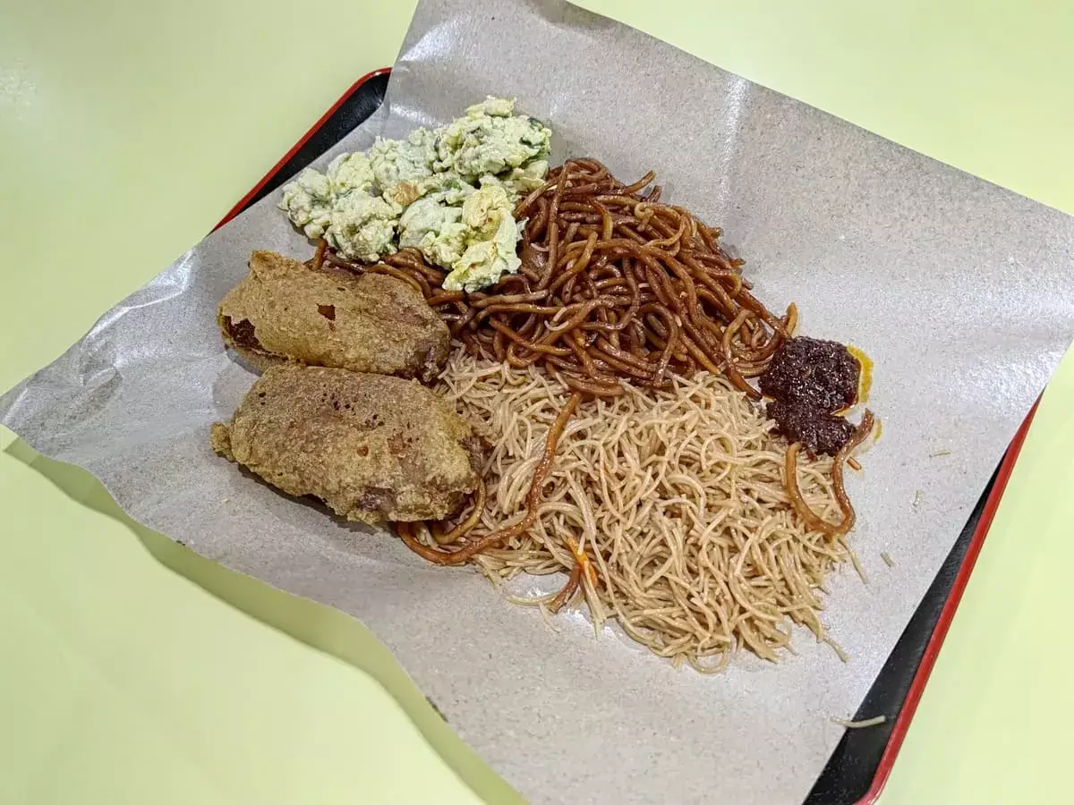 Ah Ming Economical Bee Hoon: Fried Mee Hoon & Noodles with Fried Chickwn Wing & Scrambled Fried Egg