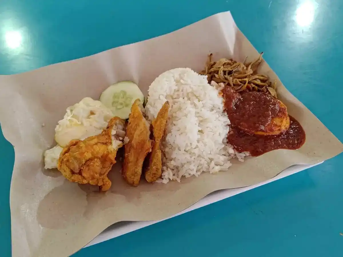 Aliff Nasi Lemak: Nasi Lemak with Chicken Wing, Fried Egg, Ikan Bilis & Fish Cake