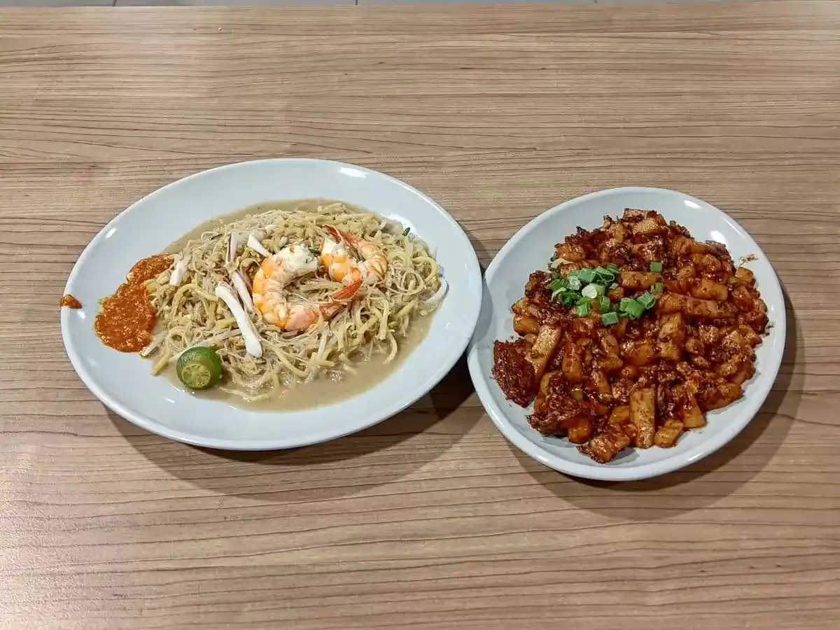 Bedok One Hokkien Prawn Mee: Fried Hokkien Mee & Fried Carrot Cake Black