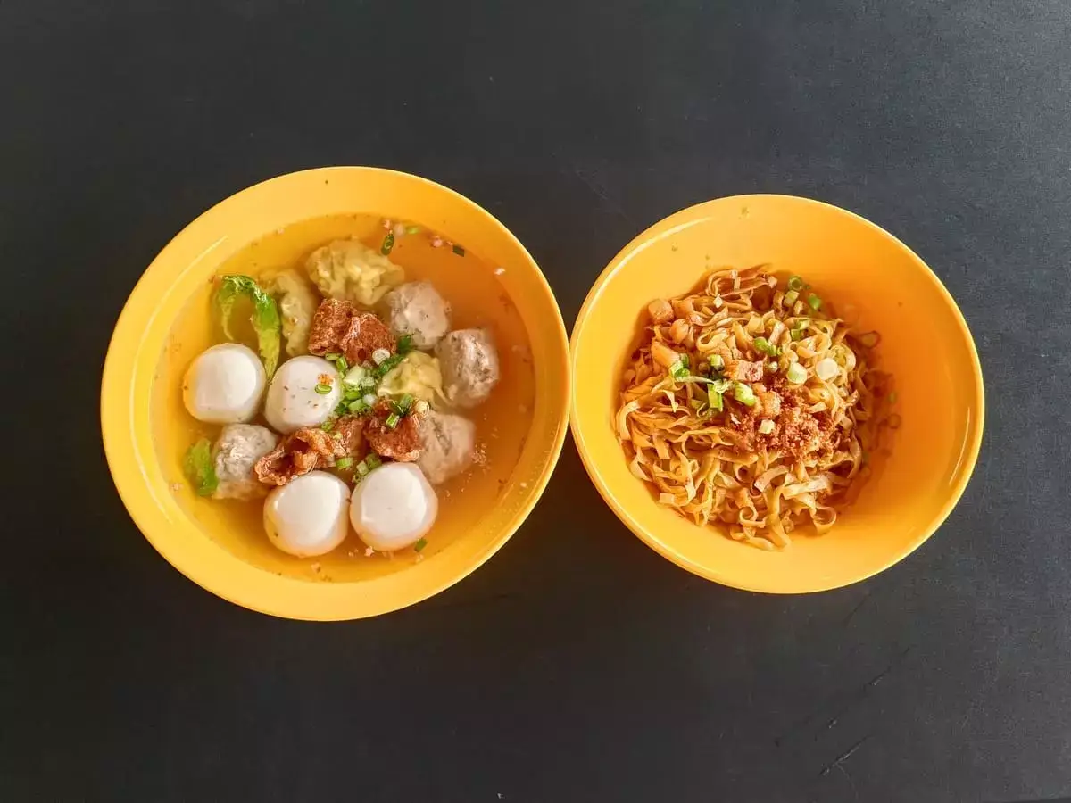 Big Thumbs Minced Meat Noodle: Fishball, Meatball & Wanton Soup with Mee Pok Dry
