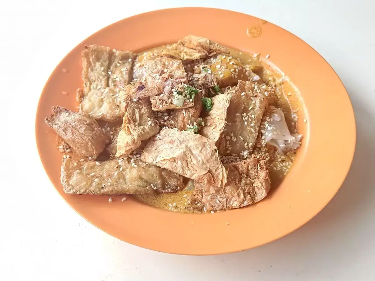 Curry Chee Cheong Fun Yong Tau Foo: Curry Chee Cheong Fun with Fish Roll, Flat Fish Cake & Vegetarian Goose