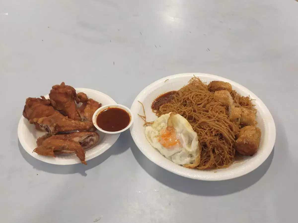 Eng Kee Chicken Wings: Fried Chicken Wings & Fried Mee Hoon