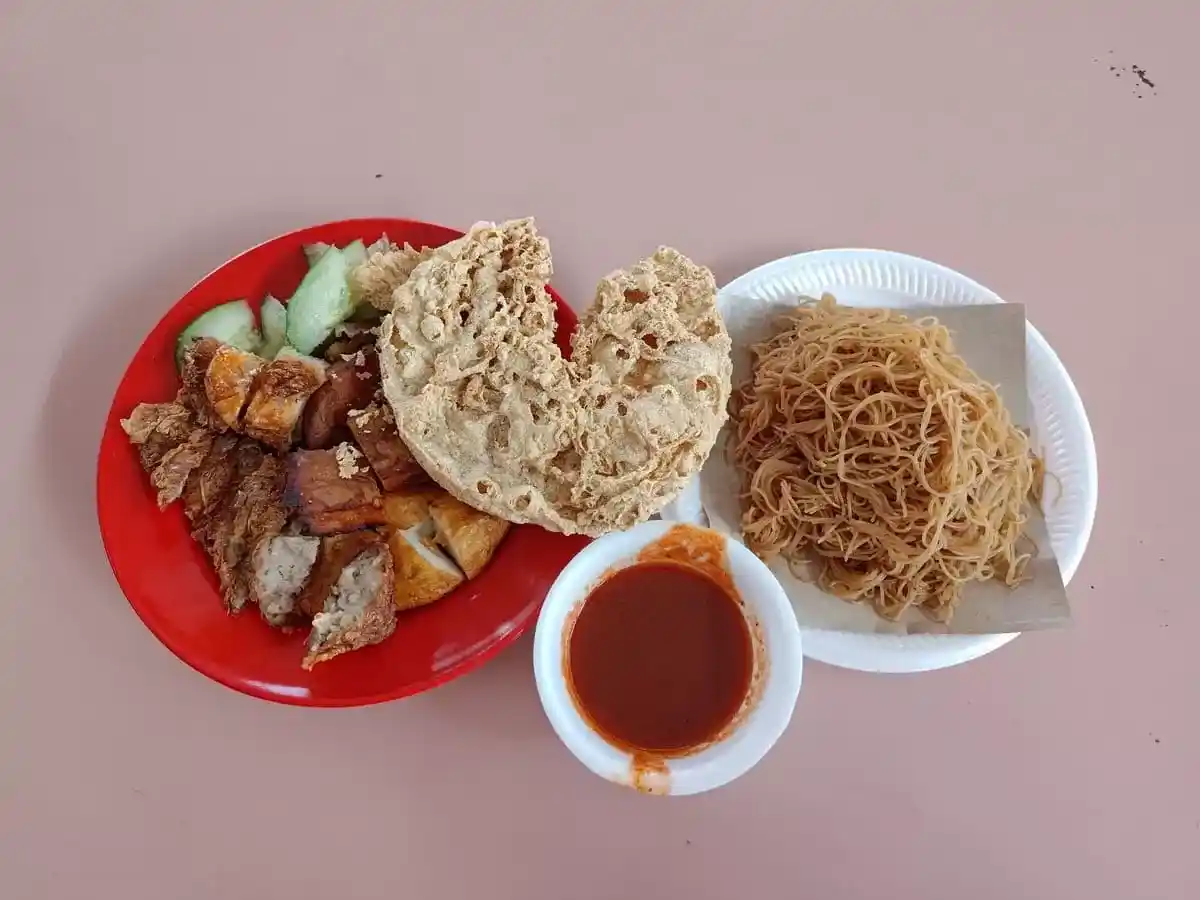 Er Jie Ngoh Hiang Prawn Fritter: Assorted Ngo Hiang & Fried Mee Hoon