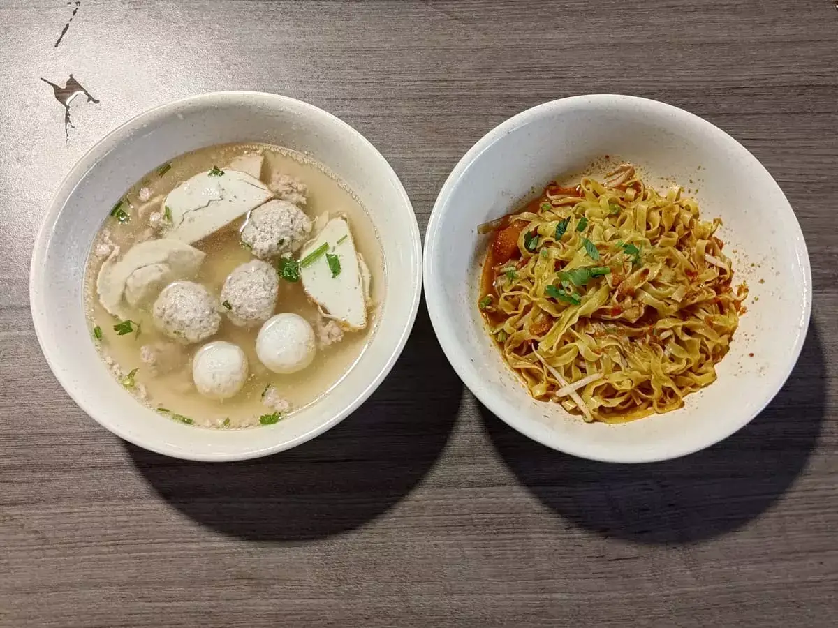 Fei Yuan Teochew Mee: Fishball & Meatball Soup with Mee Pok