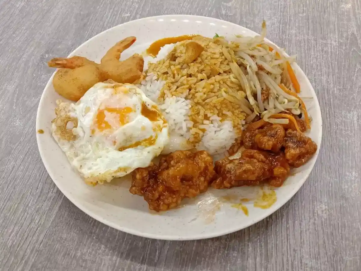 Feng Wei Mixed Veg Rice Porridge: Sweet Sour Pork, Deep Fried Prawns, Bean Sprouts, Fried Egg with Rice & Curry