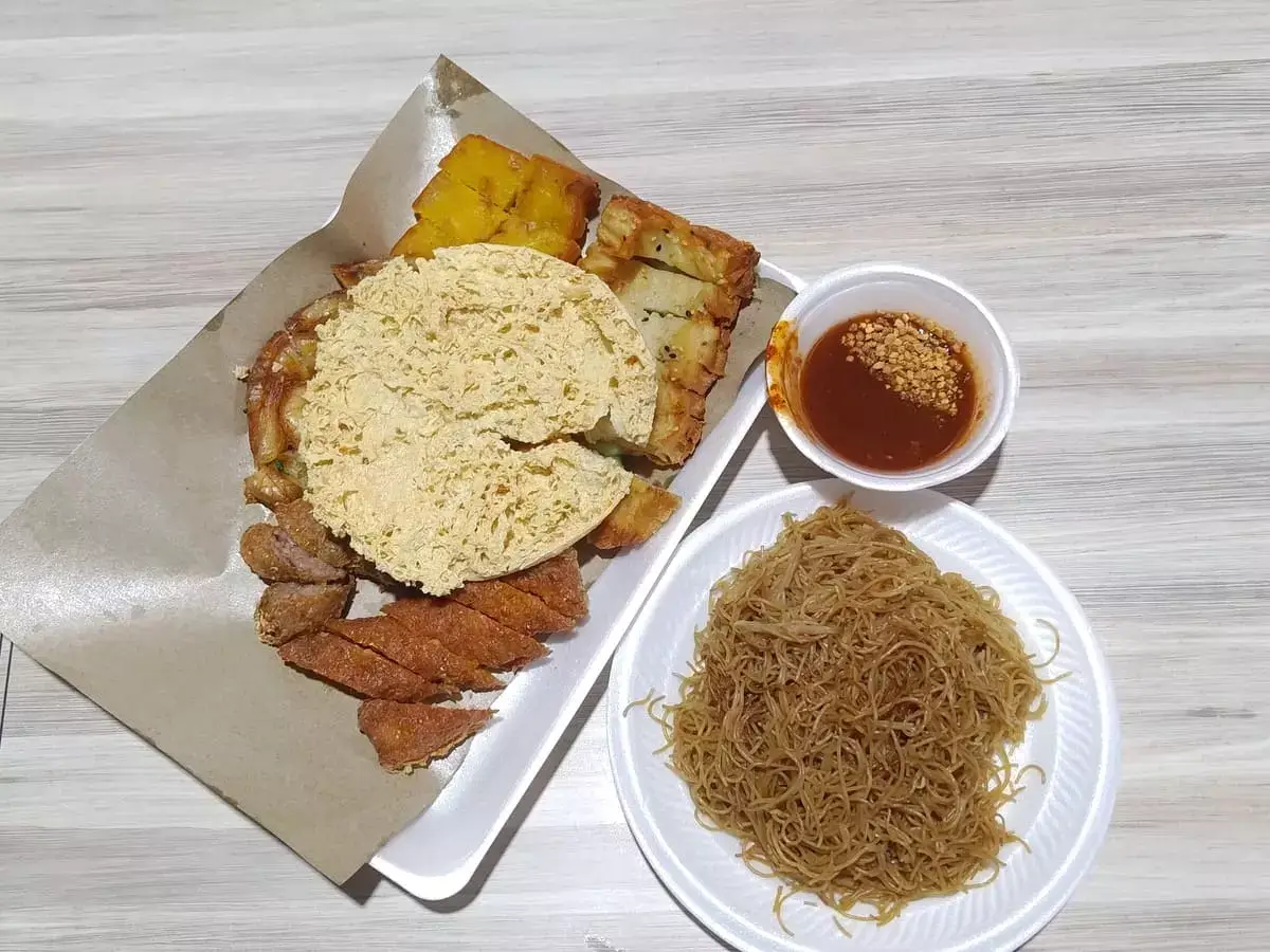 Golden Delicious Bee Hoon: Assorted Ngo Hiang & Fried Mee Hoon Golden Delicious Bee Hoon: Assorted Ngo Hiang & Fried Mee Hoon