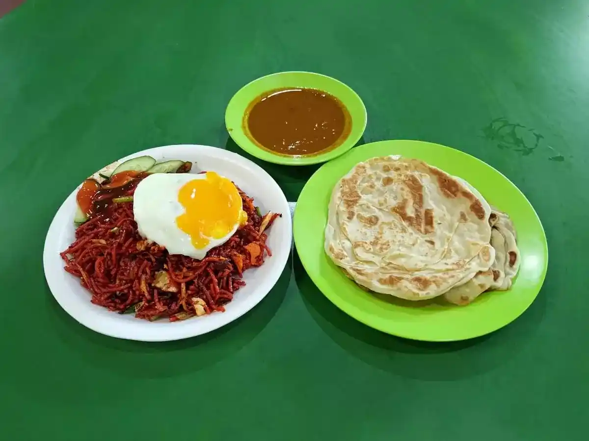 Hajmeer Kwaja Muslim Food: Mee Goreng & Plain Prata