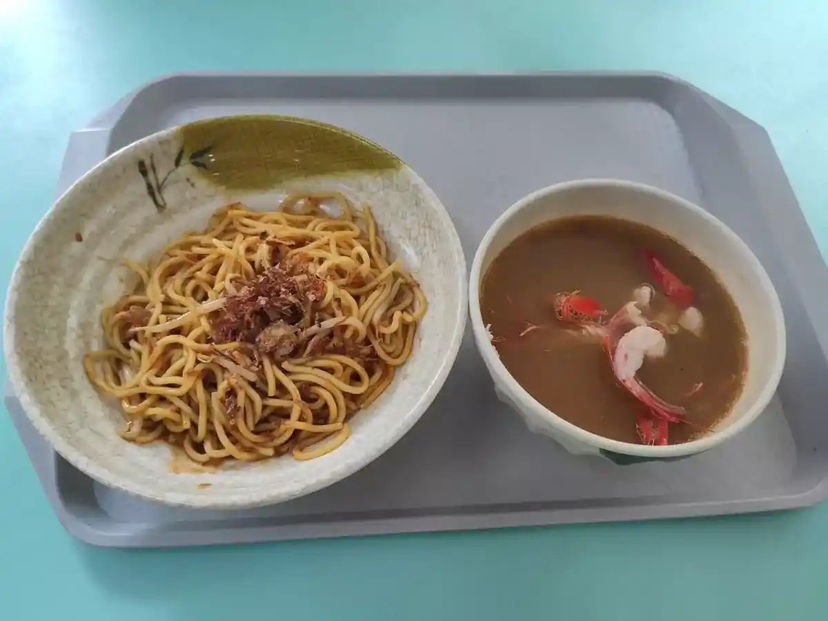 Hong Lim Prawn Noodles: Tossed Yellow Noodles & Prawn Soup