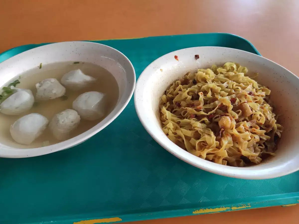 Hong Xing Handmade Fishball Meatball Noodle: Mee Pok with Fishball & Meatball Soup