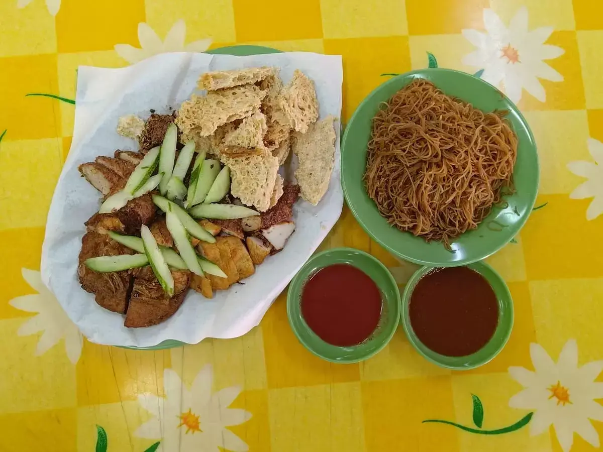 Huat Soon Fried Ngoh Hiang Prawn Fritter: Assorted Ngo Hiang & Fried Mee Hoon