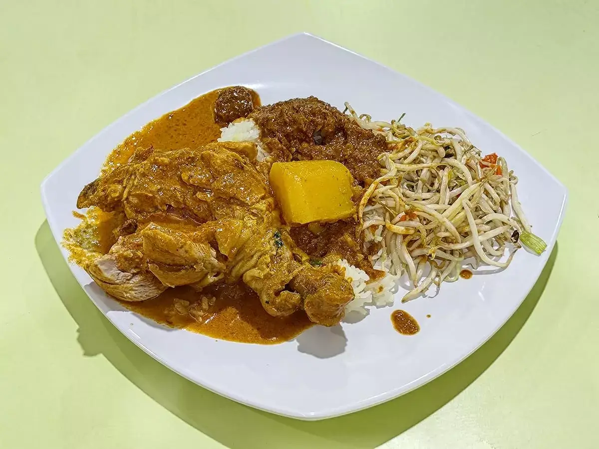 Indonesia Curry Rice: Curry Chicken & Bean Sprouts with Rice