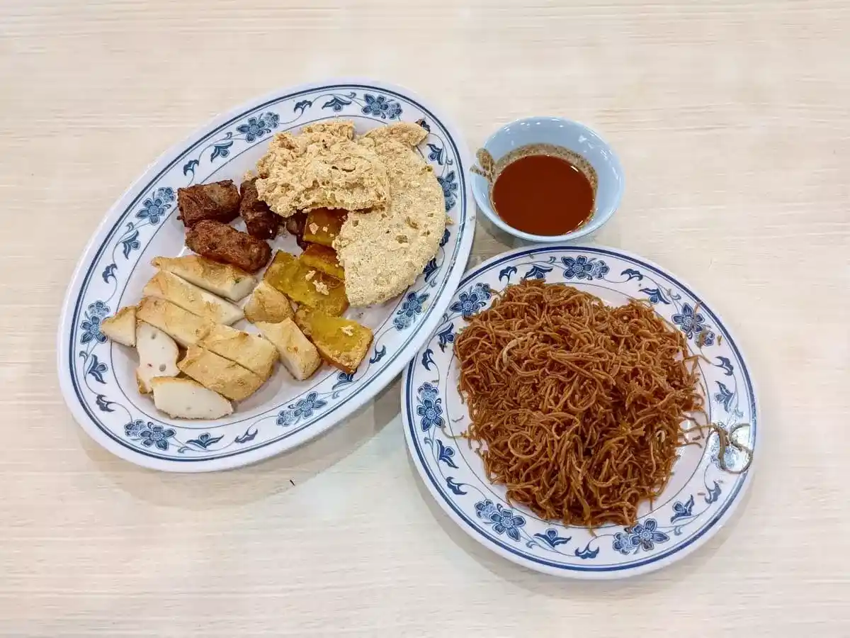 Jin Long Wu Xiang Prawn Cracker: Assorted Ngo Hiang & Fried Mee Hoon