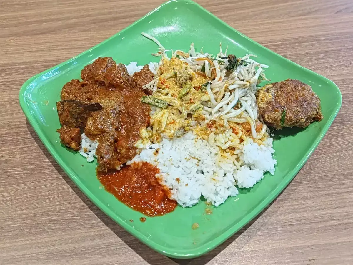 Kejora Nasi Padang: Beef Rendang, Bean Sprouts, Begedil with Rice & Curry