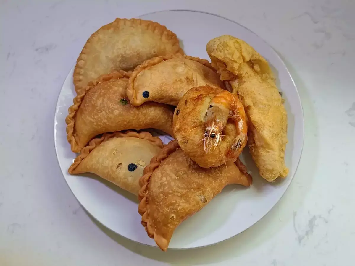 Killiney Curry Puff: Assorted Curry Puff, Prawn Vadai & Goreng Pisang