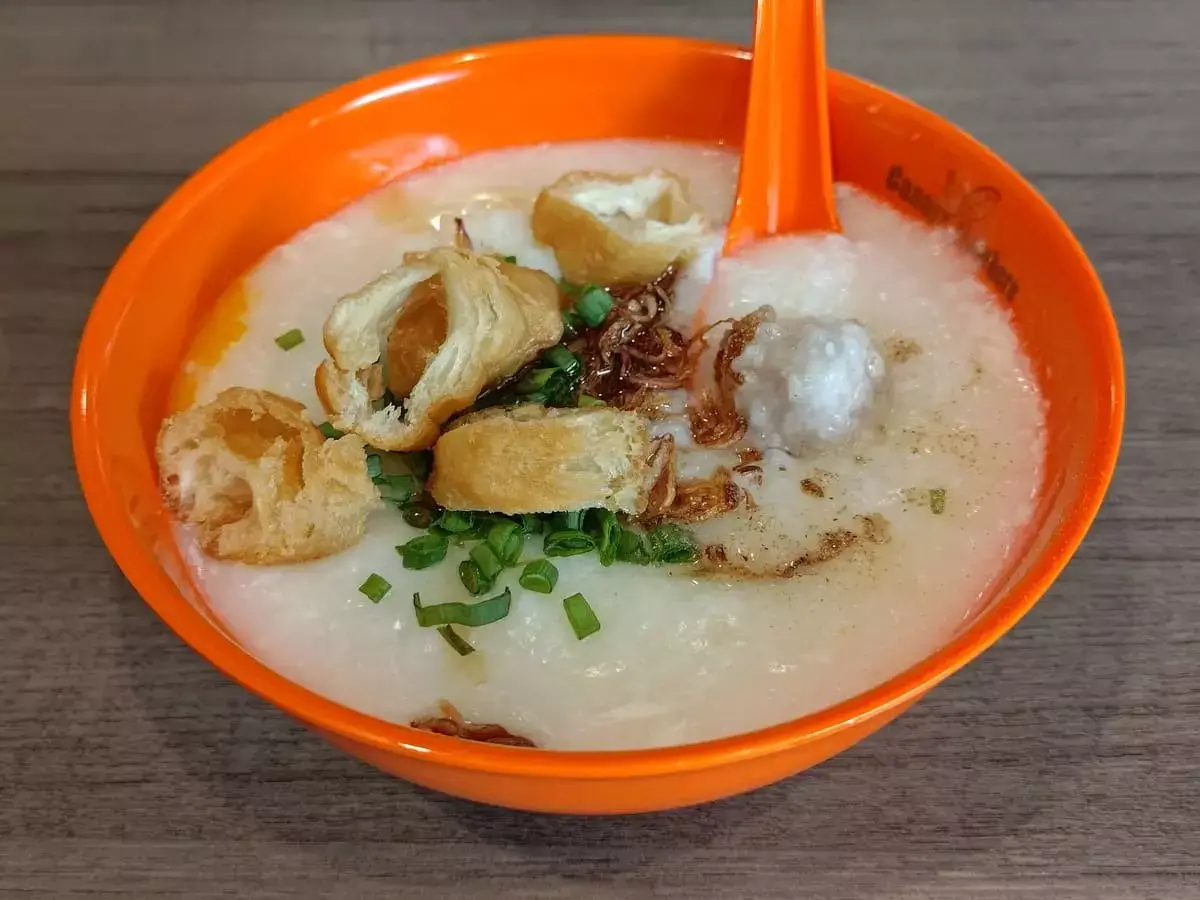 Lau Pa Sat Congee: Meatball Porridge with Egg