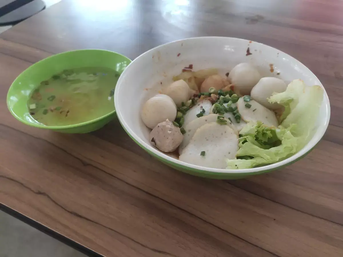 Mei Ji Fish Ball Noodles: Mee Pok with Soup