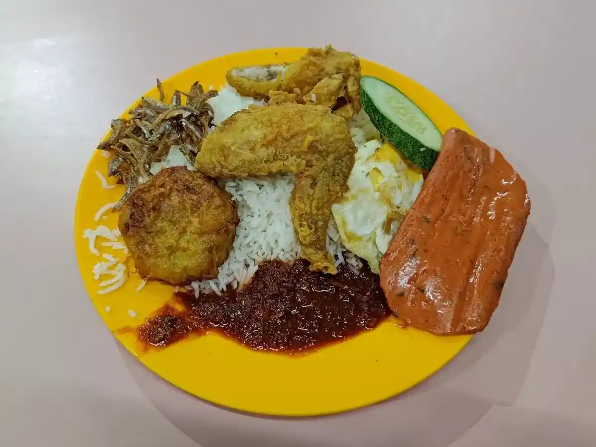 Mizzy Corner Nasi Lemak: Nasi Lemak with Chicken Wing, Fried Egg, Ikan Bilis, Begedil & Otah