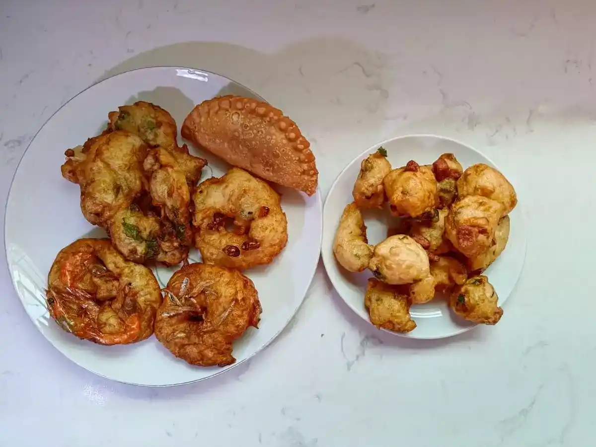 Mr Vadai: Assorted Vadai & Curry Puff