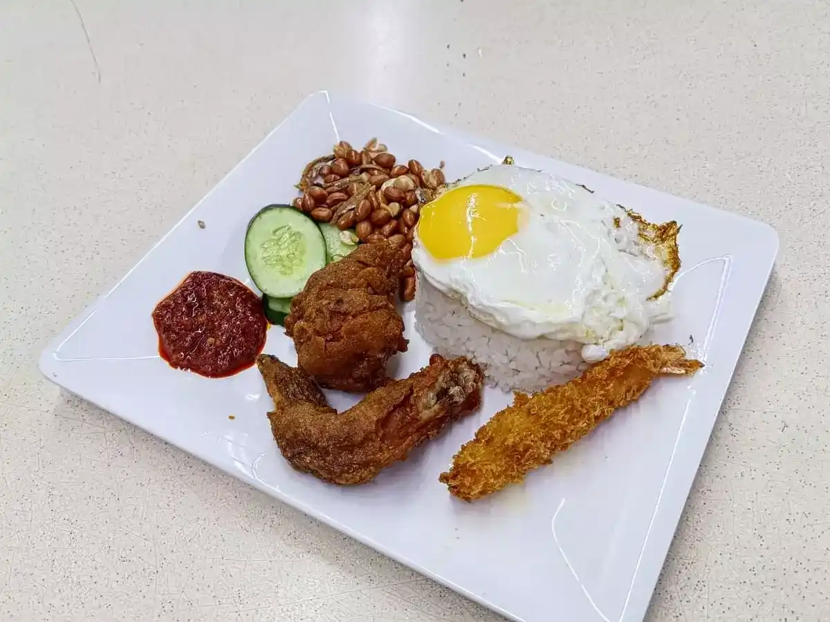 Na Nasi Lemak: Nasi Lemak with Fried Chicken Wing, Fried Prawn, Fried Egg, Ikan Bilis Peanuts