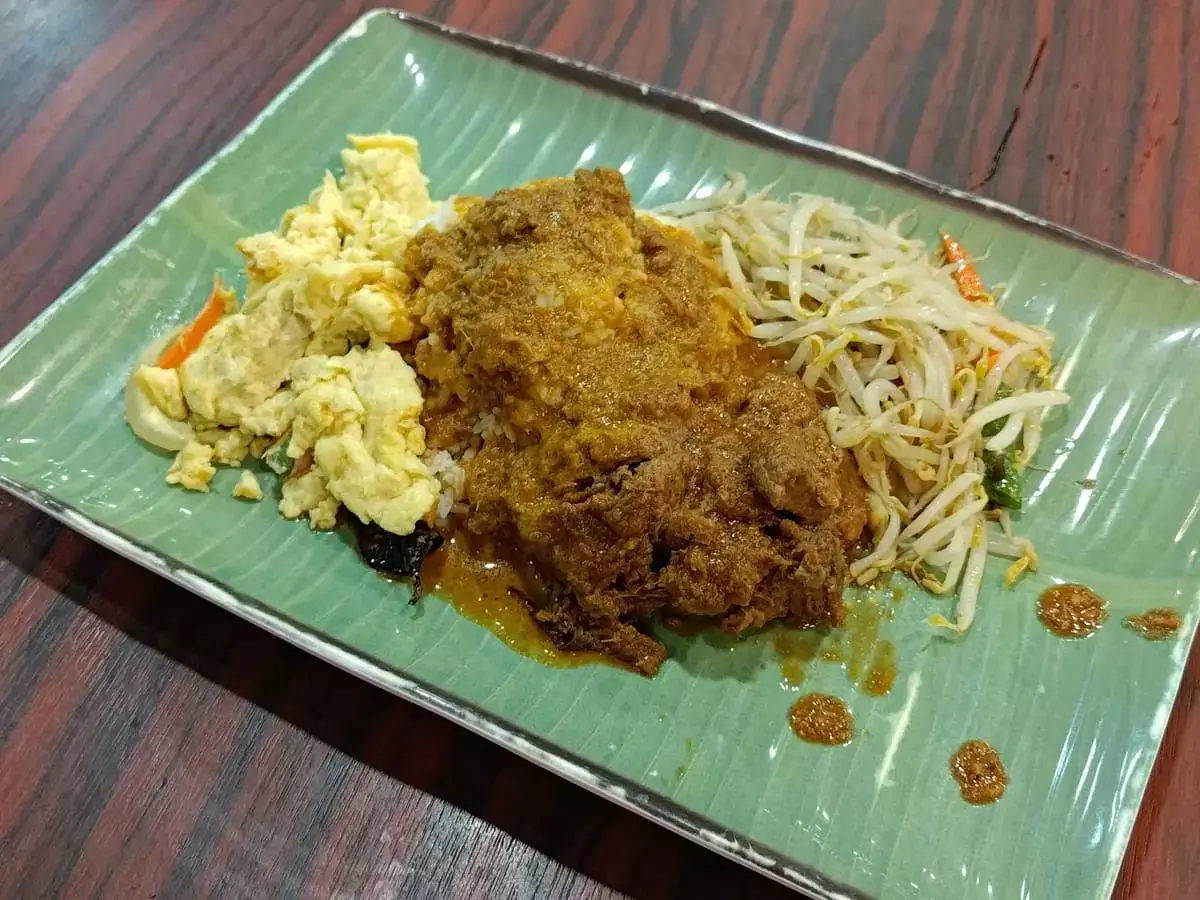 Padang Lezat: Beef Rendang, Bean Sprouts, Fried Scrambled Egg with Rice & Curry