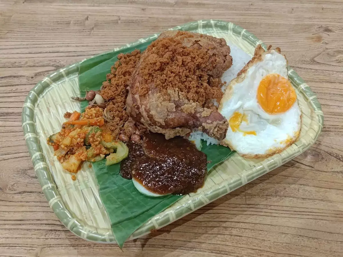 Paragon Nasi Lemak: Fried Chicken Leg Nasi Lemak