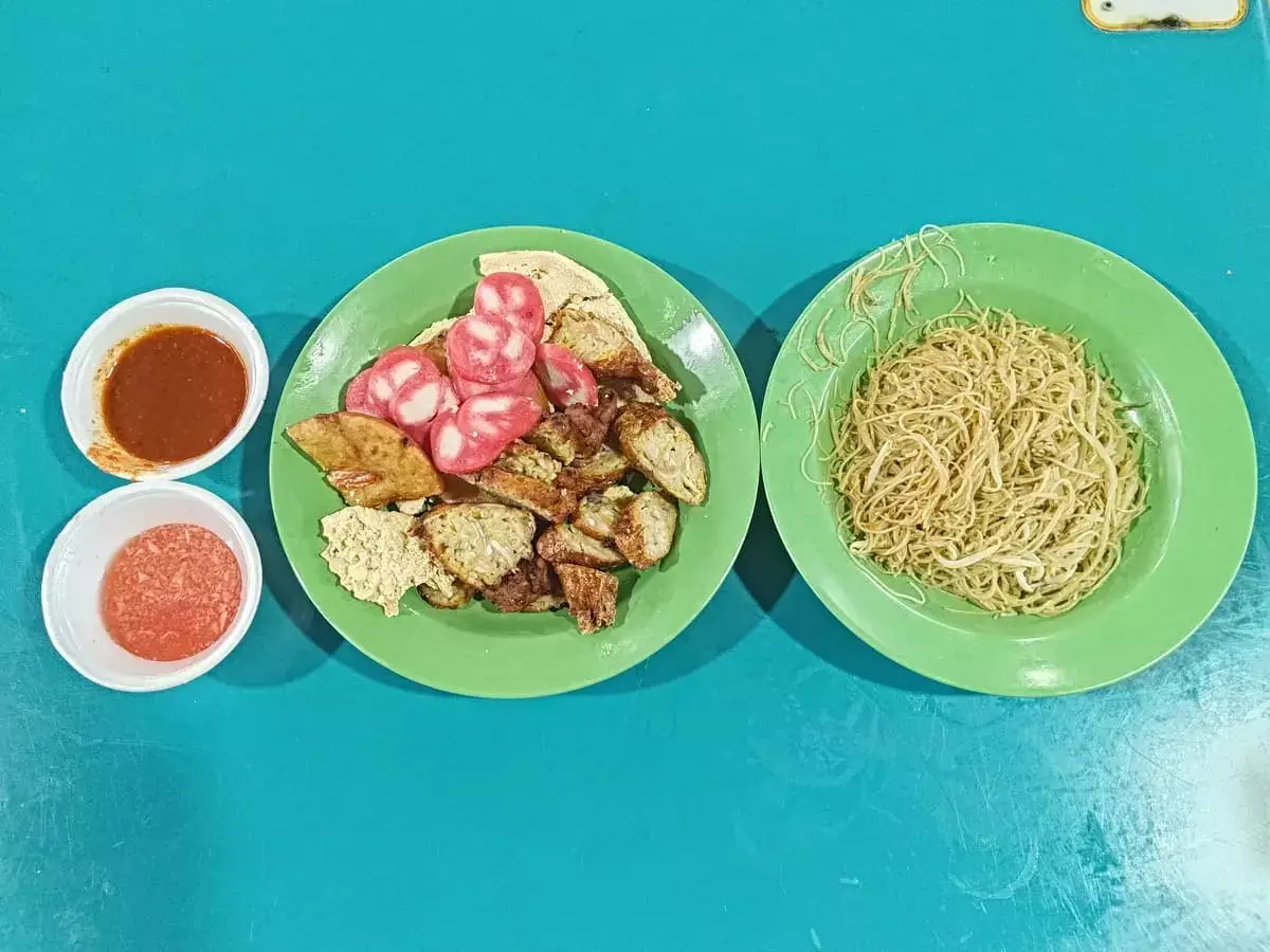 Quan Xing Spicy Prawn Crackers: Assorted Ngo Hiang & Fried Mee Hoon