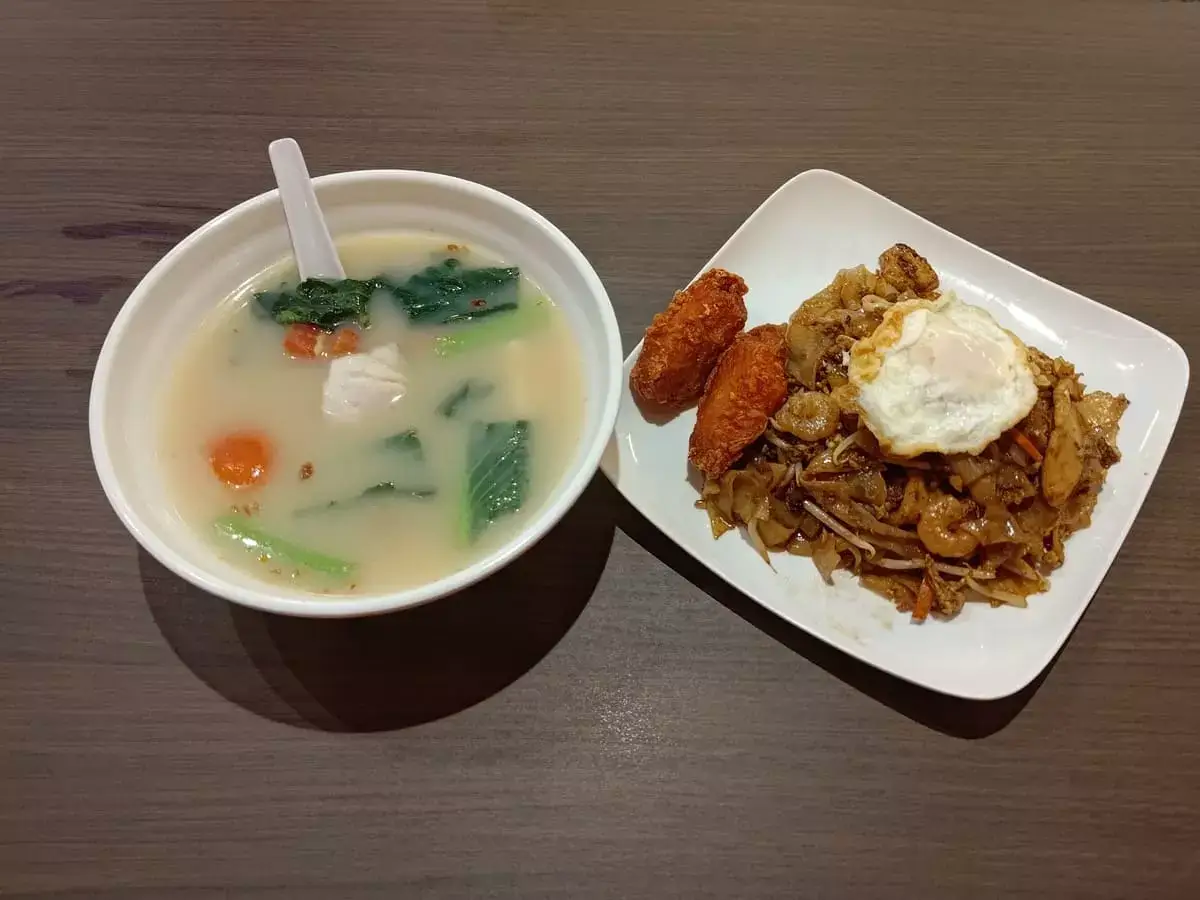 Queen Of Wok: Batang Fish Soup & Dry Fried Hor Fun