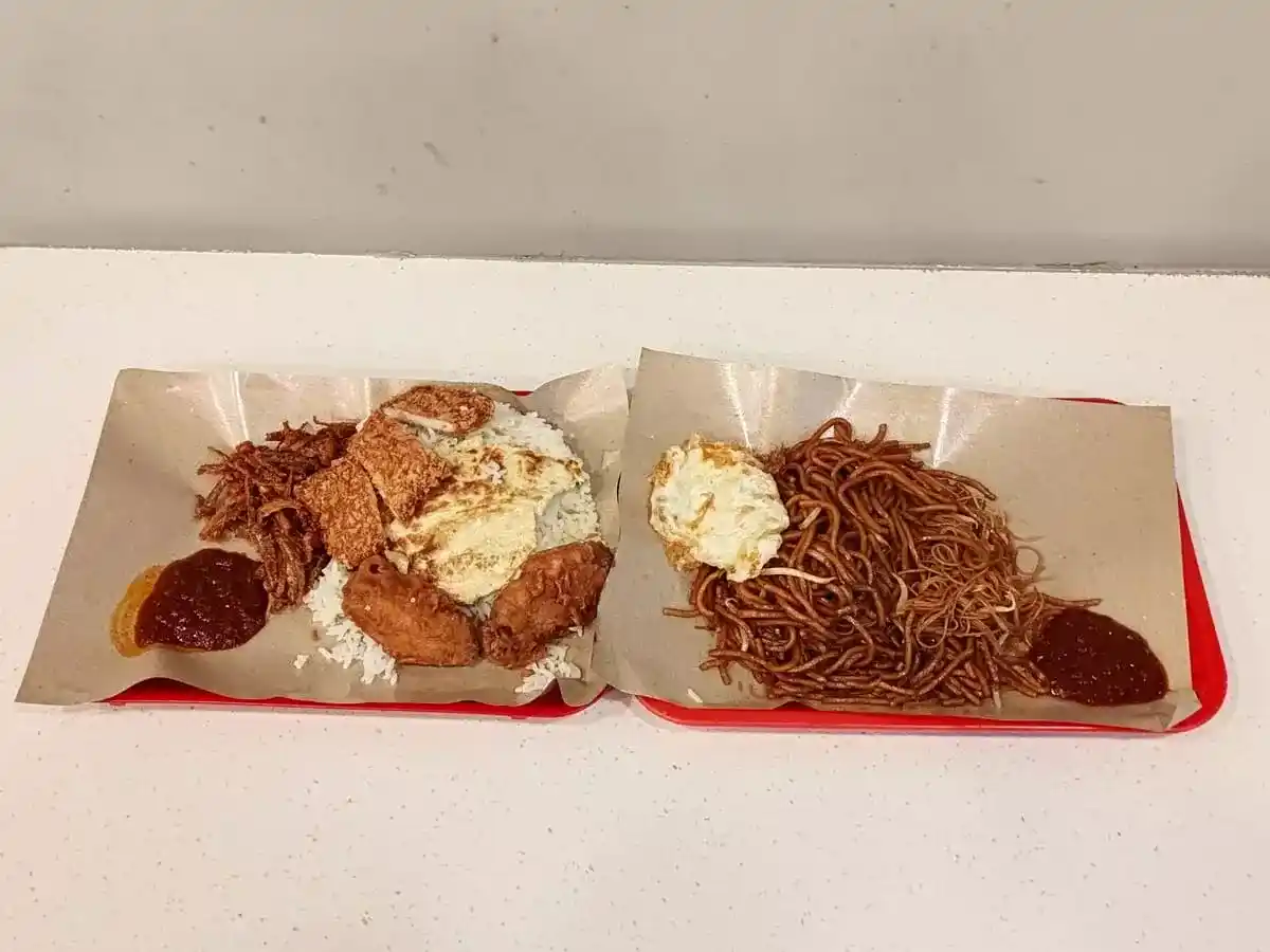 Superman Nasi Lemak: Nasi Lemak & Fried Mee Hoon Noodles