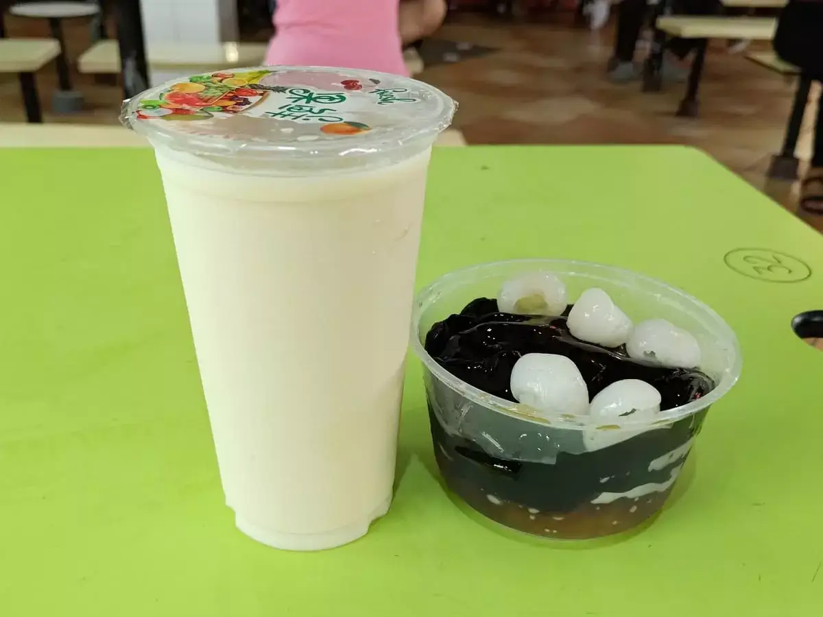 Tong Cheng Yuan Soya Bean: Soya Milk & Grass Jelly with Longan