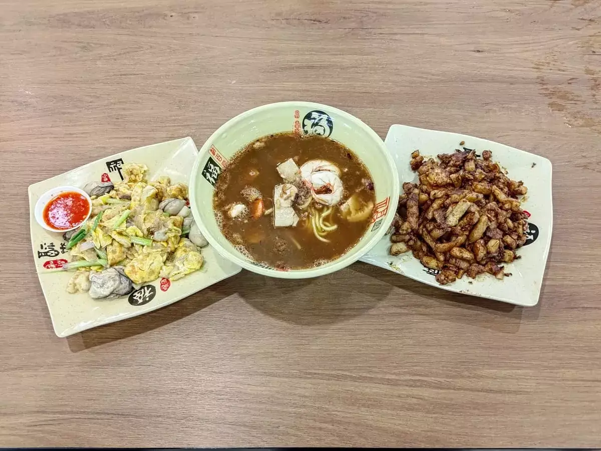 Wei Dao Si Chao Big Prawn Noodle: Fried Oyster Omelette, Prawn Mee Soup, Fried Carrot Cake Black