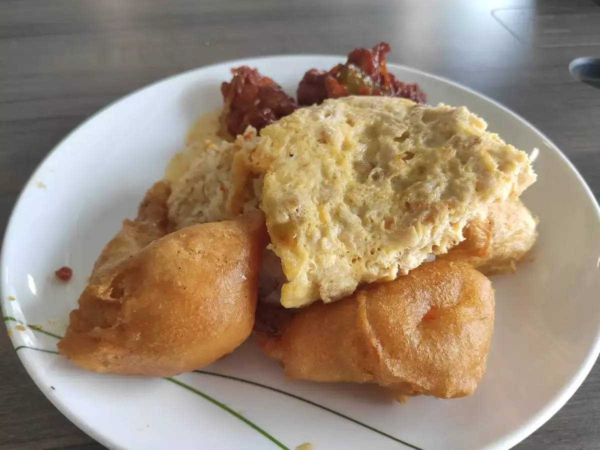 Xing Long Cooked Food: Curry Rice with Sweet Sour Pork, Fried Prawns, Begedil & Chye Poh Omelette