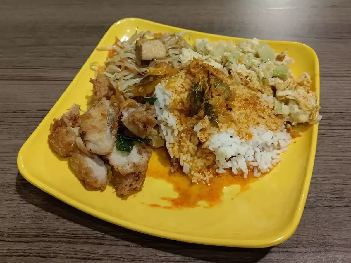 Yi Ru Heng Economic Rice: Chicken Chop, Bean Sprouts, Vegetables Egg With Rice & Curry