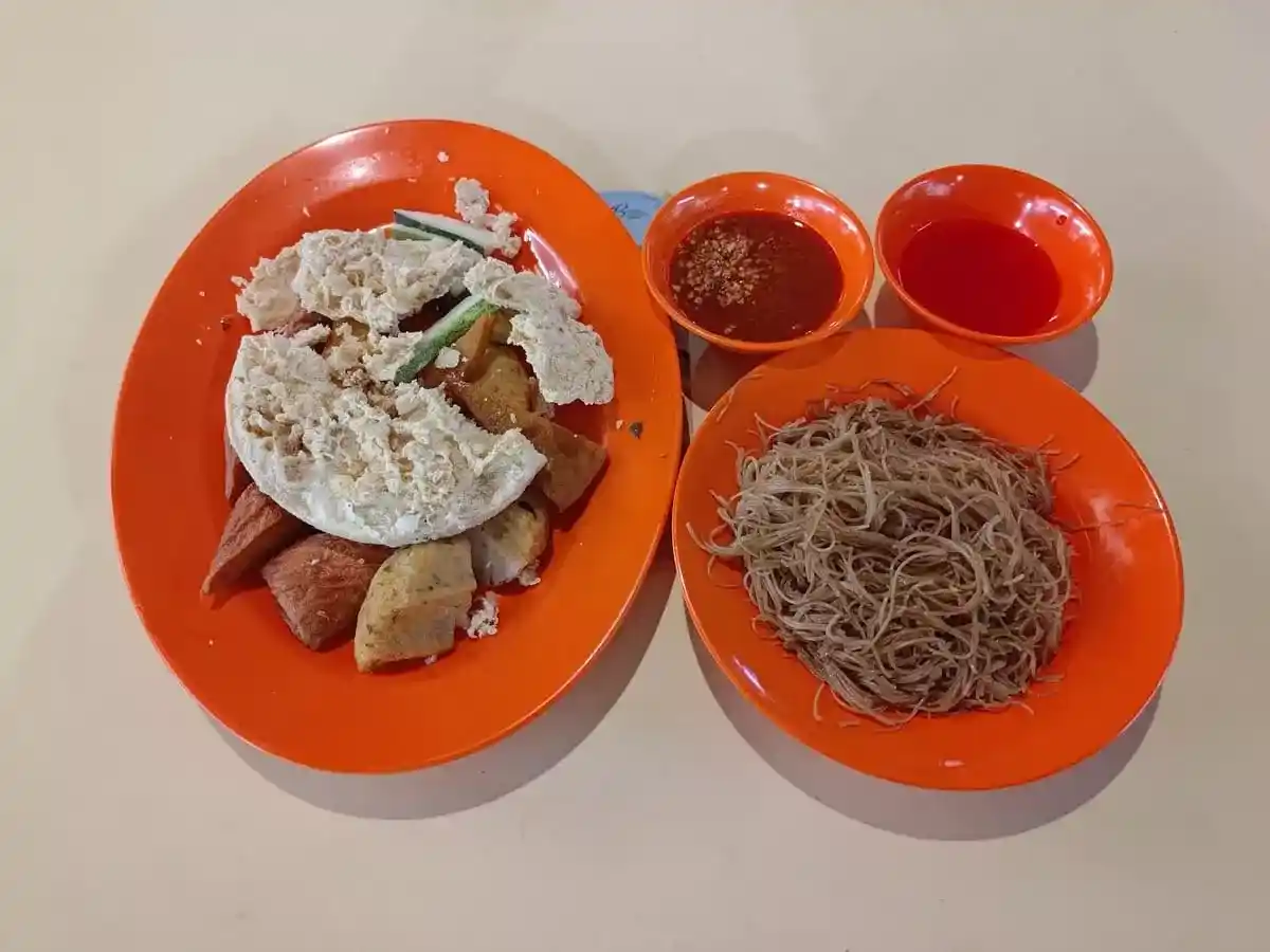 Yuan 69 Prawn Crackers: Assorted Ngo Hiang & Fried Mee Hoon