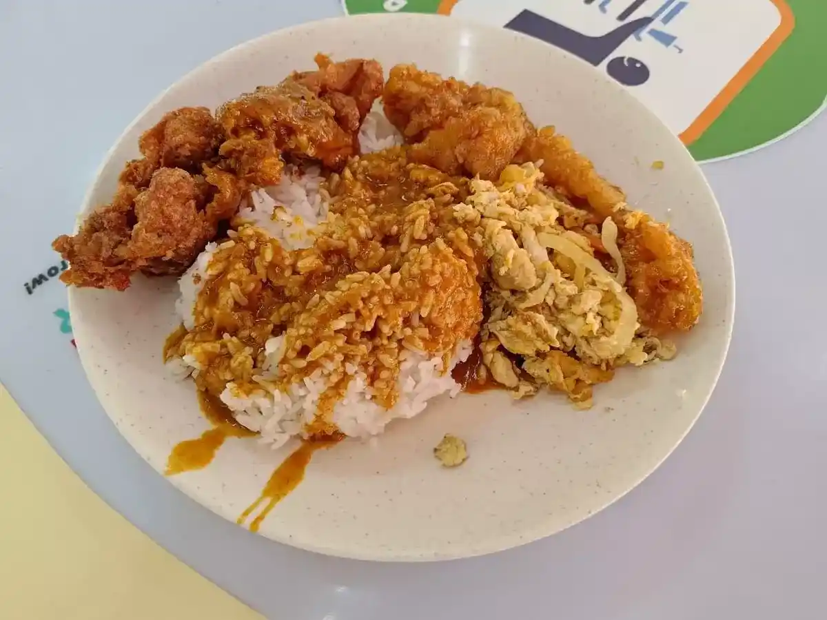 Zhong Cheng Mixed Veg Rice: Fried Lemon Fish, Fried Chicken, Fried Onion Egg with Curry & Rice